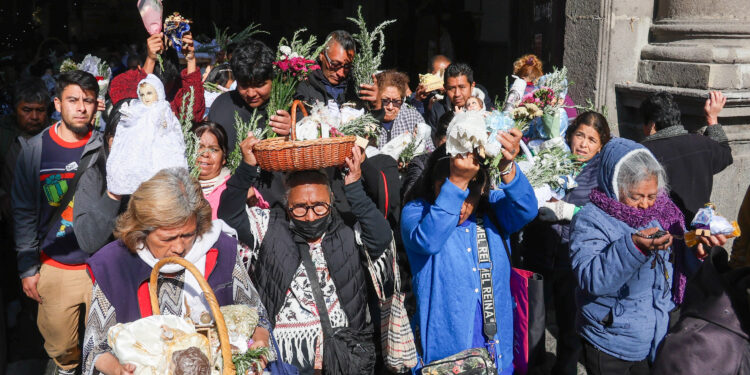 Fieles celebran el Día de la Candelaria con la bendición del Niño Dios