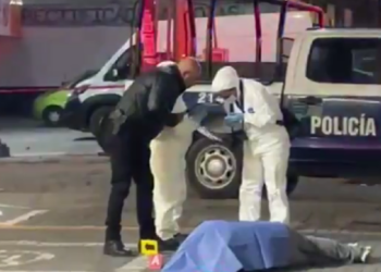 Asesinan a balazos a un hombre en estacionamiento de farmacia en el sur de Puebla