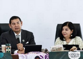 Alejandro Armenta ofrece respaldo a hijo de matrimonio asesinado en Tlaxcala