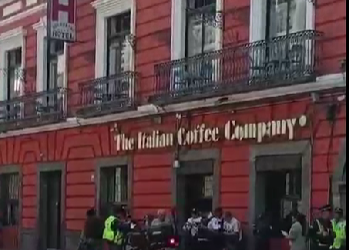 Vehículo particular atropella a dos personas de la tercera en el Centro Histórico de Puebla