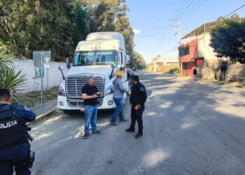 Recuperan tractocamión robado con cargamento de varilla en la México-Puebla
