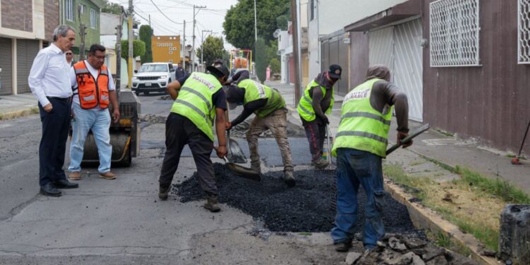Supervisa Pepe Chedraui trabajos de bacheo en colonia Jardines de San Manuel