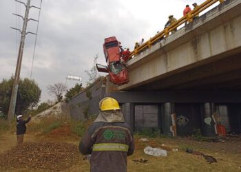 Trágica volcadura en el Periférico: auto queda suspendido en puente y deja una mujer muerta