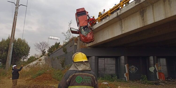 Trágica volcadura en el Periférico: auto queda suspendido en puente y deja una mujer muerta