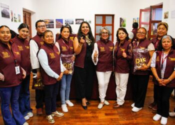 Entrega Tonantzin Fernández uniformes a personal del DIF Municipal