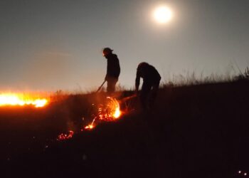 Protección Civil de San Pedro Cholula y corporaciones estatales controlan incendio en el Cerro Zapotecas