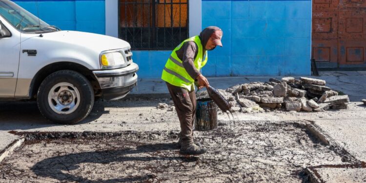 Supervisa Pepe Chedraui trabajos campaña «Bacheando Puebla» en el Barrio de Analco
