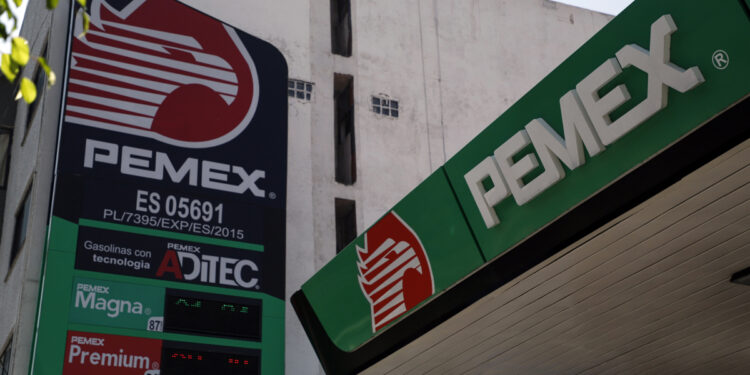Renuevan acuerdo en México para mantener gasolina regular por debajo de 24 pesos por litro