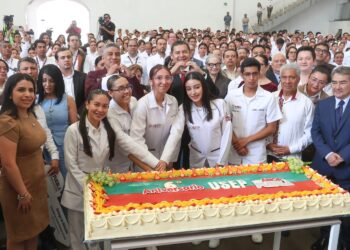 Gobernador entrega vehículos a la Universidad de la Salud en su sexto aniversario