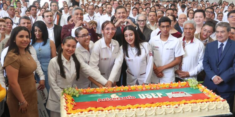 Gobernador entrega vehículos a la Universidad de la Salud en su sexto aniversario