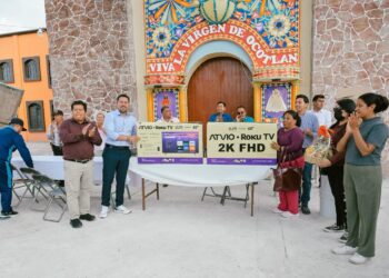 Andrés Villegas entrega apoyos al barrio de San Juan, Tecamachalco