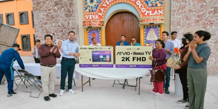 Andrés Villegas entrega apoyos al barrio de San Juan, Tecamachalco