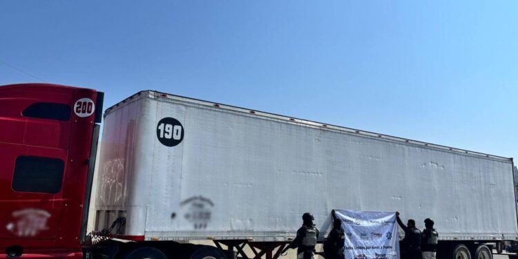 Policía Estatal y Guardia Nacional recuperan tractocamión robado