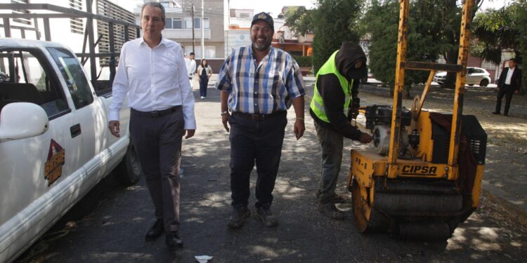 Supervisa Pepe Chedraui cuadrillas de bacheo en El Carmen