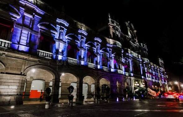 Armenta pone al Palacio Municipal en el centro de Glow México para exhibir la grandeza histórica de Puebla