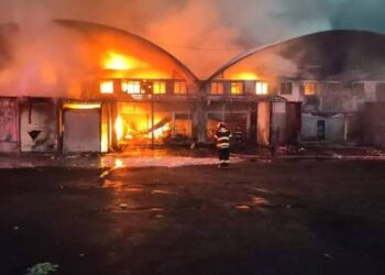 Incendio consume locales en la Central de Abasto de Puebla
