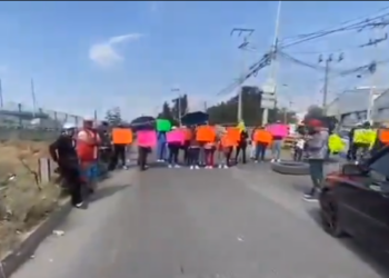 Transportistas bloquean incorporación al Periférico Ecológico en Chachapa