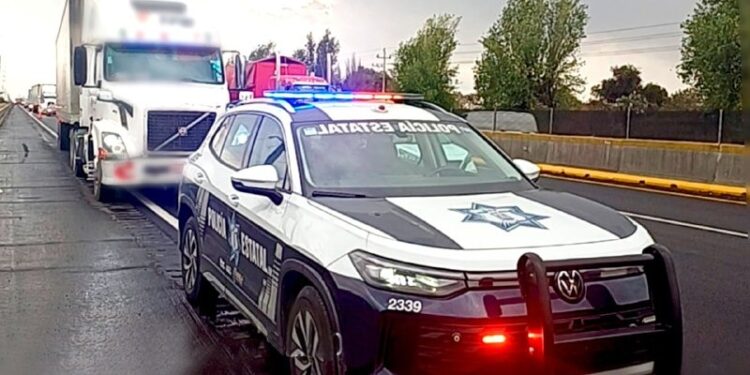 Recuperan tractocamión robado y rescatan ileso al operador en la México–Puebla, a la altura de Huejotzingo