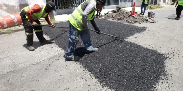 Intensifica Gobierno de Pepe Chedraui trabajos de bacheo en el Barrio El Refugio