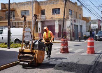 Supervisa Pepe Chedraui a cuadrillas de bacheo en la 17 Sur y 13 Poniente