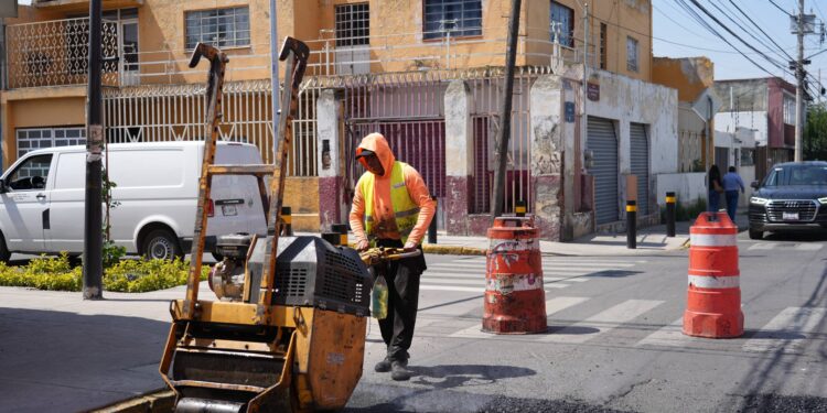 Supervisa Pepe Chedraui a cuadrillas de bacheo en la 17 Sur y 13 Poniente
