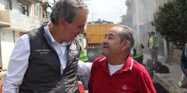 Supervisa Pepe Chedraui trabajos de bacheo en Bosques de Santa Anita