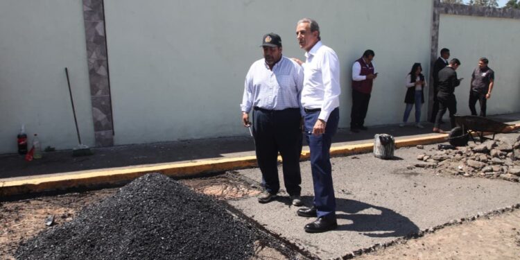 Continúa Pepe Chedraui supervisando trabajos de bacheo en colonia Ignacio Zaragoza