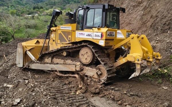 Reconstruye Gobierno de Puebla carretera en Pahuatlán por derrumbe menor