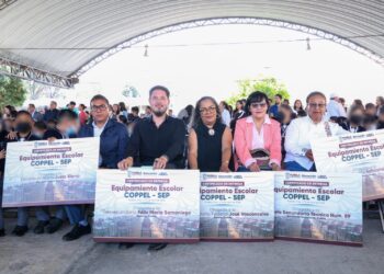 Entregan mil mesabancos a 24 escuelas de Puebla para mejorar condiciones en aulas