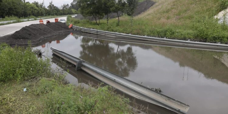 Llama Alejandro Armenta a limpiar calles y coladeras para evitar inundaciones
