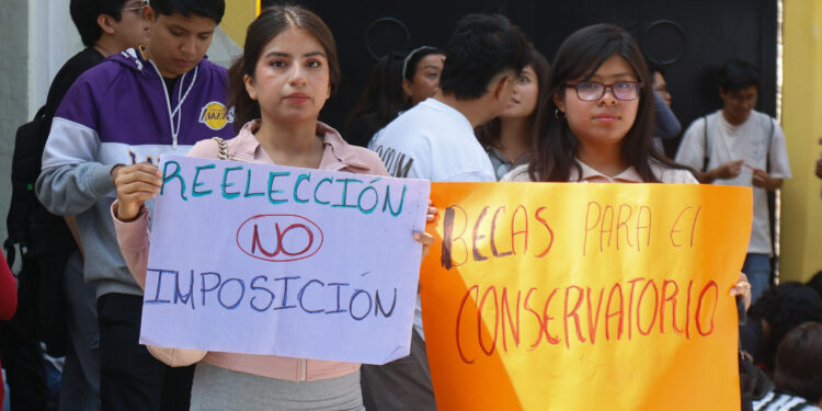 Estudiantes del conservatorio bloquean la 11 Norte-Sur en Puebla,denuncian carencias académicas y administrativas