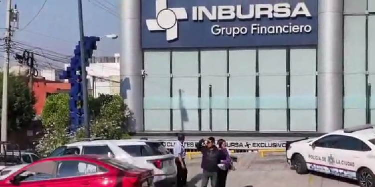 Presunto asalto en oficinas de Inbursa desata operativo y retención de empleados en Puebla