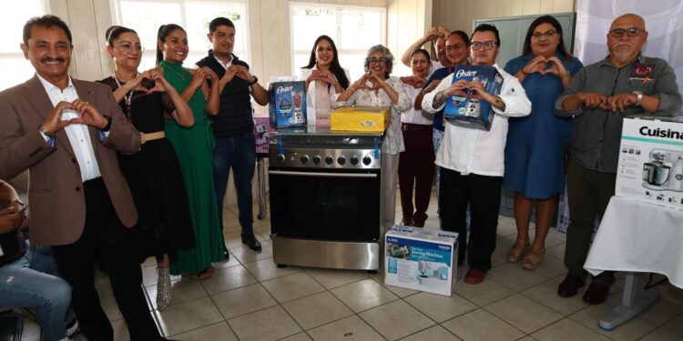 Con respaldo de Alejandro Armenta y Ceci Arellano, Tonantzin Fernández equipa centros educativos en San Pedro Cholula