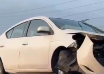 Auto choca contra muro de contención en la México-Puebla rumbo a CDMX