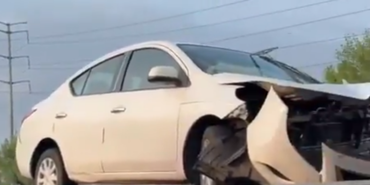 Auto choca contra muro de contención en la México-Puebla rumbo a CDMX