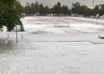 Gobierno de Puebla atiende espacios deportivos afectados por lluvias y granizada en la capital