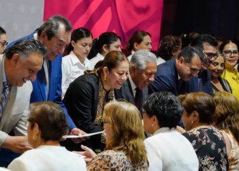 Reconocen en Puebla a docentes con hasta 70 años de trayectoria educativa