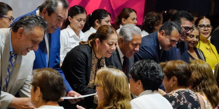 Reconocen en Puebla a docentes con hasta 70 años de trayectoria educativa