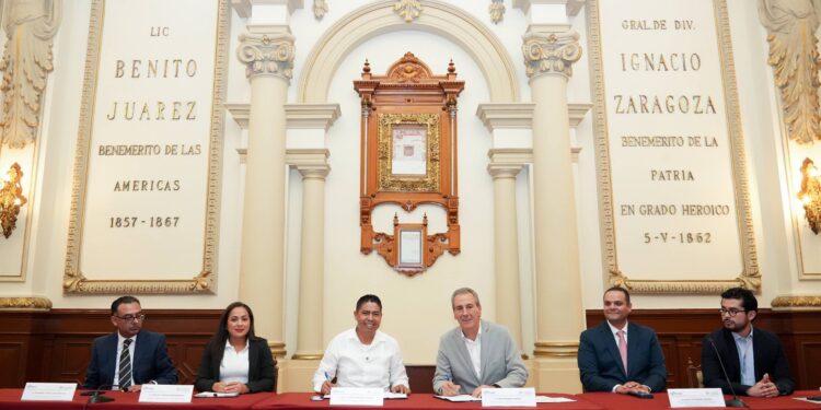 Firma Pepe Chedraui hermanamiento entre Puebla capital y Huatulco
