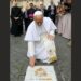 León XIV reza en el lugar donde dispararon en 1981 a Juan Pablo II