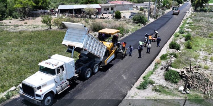 Construye Gobierno estatal 3.3 kilómetros del camino a las Loberas en Tecali