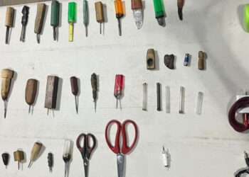 Decomisan 36 objetos punzocortantes durante operativo en penal de Huauchinango