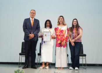 Carmen Sánchez comparte su historia en encuentro contra la violencia ácida en Puebla
