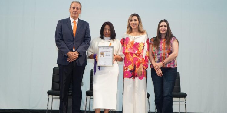 Carmen Sánchez comparte su historia en encuentro contra la violencia ácida en Puebla