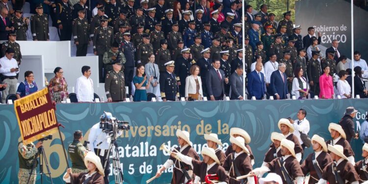 Desfile del 5 de Mayo llena de patriotismo las calles de Puebla