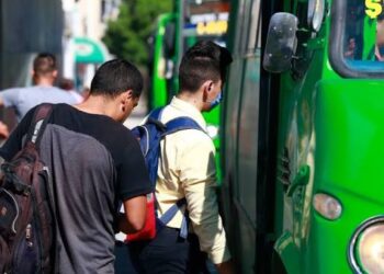 Transportistas en Puebla exigen eliminar descuento a estudiantes