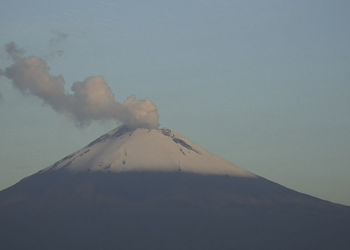 Popocatépetl lanza enorme fumarola de ceniza y mantiene intensa actividad