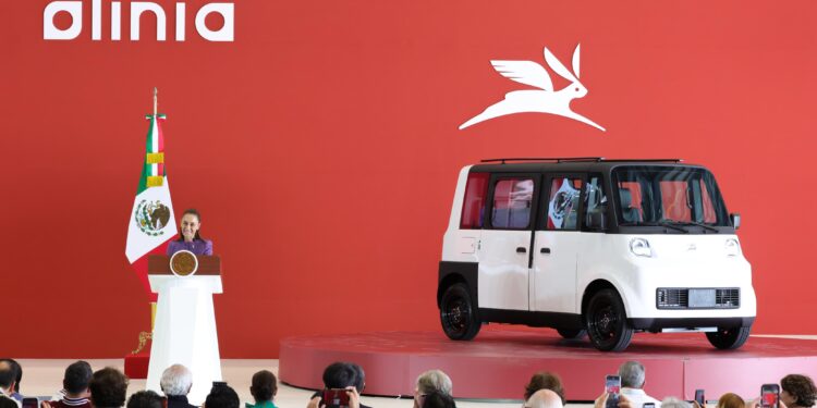 Presentan Olinia; talento poblano clave en primera fase del vehículo