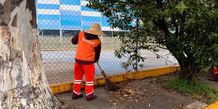 Gobierno de Pepe Chedraui mantiene limpios los alrededores del Estadio Cuauhtémoc tras evento deportivo
