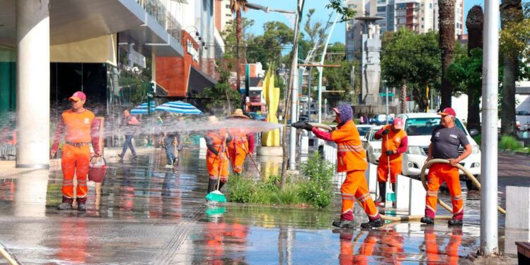 Personal de LIMPIA realiza lavado en Avenida Juárez: gobierno de Pepe Chedraui